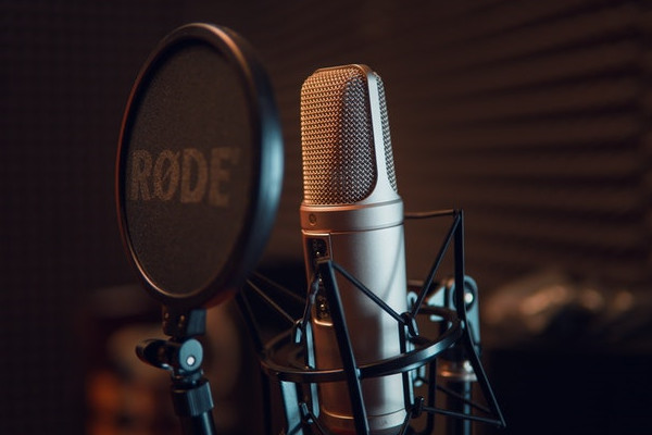 silver-dynamic-microphone-on-black-microphone-stand-3783471.jpg